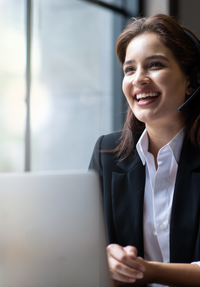 Frau telefoniert mit einem Headset