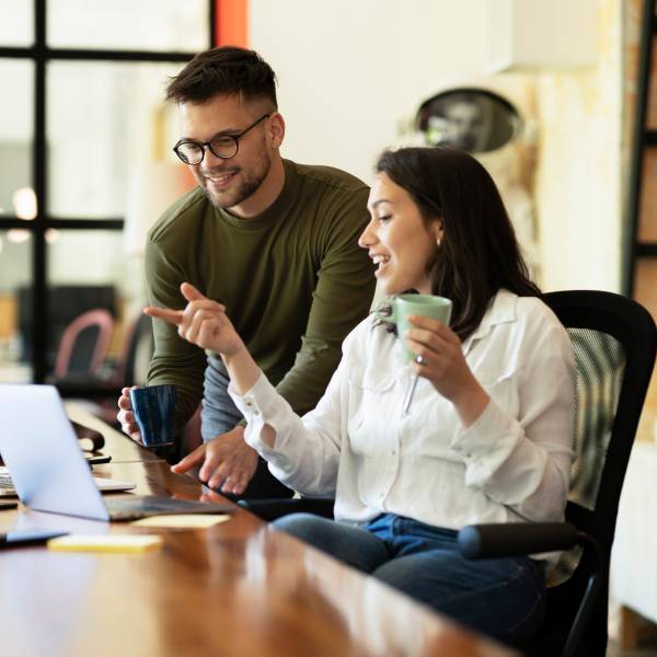 Mann und Frau arbeiten an Laptops im Büro