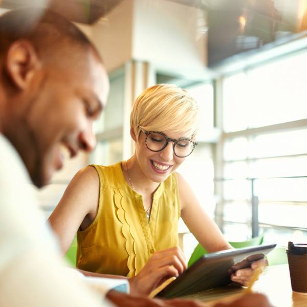 Mann und Frau arbeiten am Tablet